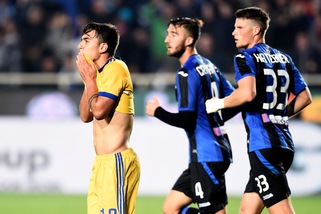 Dybala sbaglia, l'Atalanta ferma la Juventus sprecona sul 2-2. Napoli in testa da solo