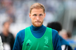 Juventus, lo strano caso Höwedes affaticato e poi stirato