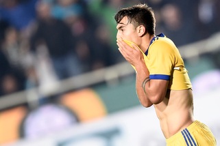Juventus, rigore sbagliato Dybala caricato