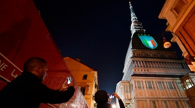 Torino, la Mole si tinge d'azzurro per l'Italia di Ventura