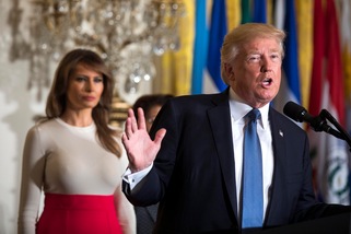 Aderenze e curve, il vestito di Melania Trump non passa inosservato