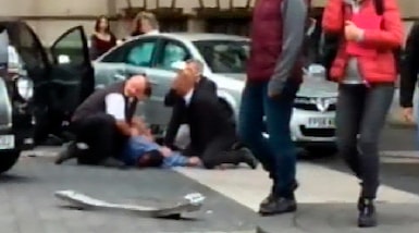 Londra, auto contro i pedoni su un marciapiede: ci sono feriti