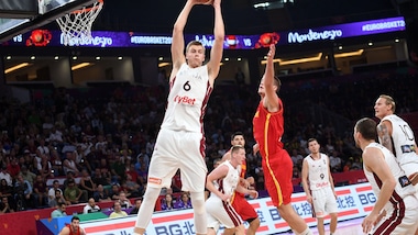 NBA, Knicks: guai all'anca per Porzingis