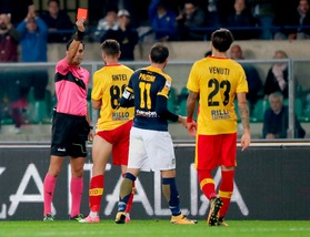 Verona-Benevento 1-0: decisiva l'espulsione di Antei nel primo tempo