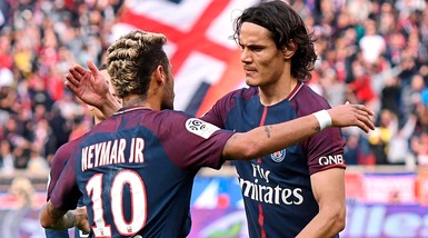 Cavani-Neymar, baci e abbracci nella goleada del Psg. E sul rigore...