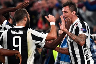 Pjanic-Mandzukic, rimontona della Juventus. Sporting battuto 2-1. Douglas Costa, assist d'oro