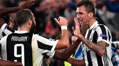 Pjanic-Mandzukic, rimontona della Juventus. Sporting battuto 2-1. Douglas Costa, assist d'oro