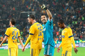 Juventus, Buffon: «Con i 6-2 non si vincono i campionati. Higuain esemplare»
