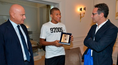 A Mbappé la targa di Tuttosport
