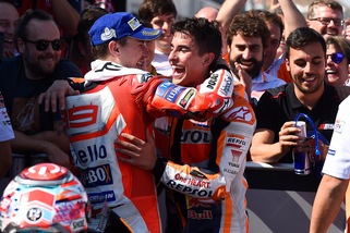 MotoGp, Marquez e Lorenzo si sfidano a badminton