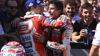 MotoGp, Marquez e Lorenzo si sfidano a badminton