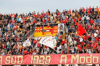 Benevento, i tifosi "sdrammatizzano" sul web: «Serve Padre Pio»