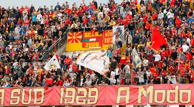 Benevento, i tifosi "sdrammatizzano" sul web: «Serve Padre Pio»