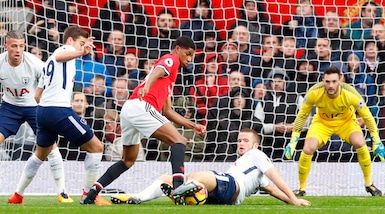 Premier League: festa United con Martial, il City è all'ottava vittoria di fila. Conte ok