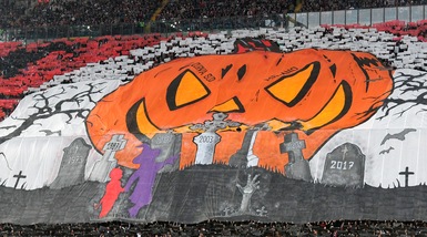 Nella curva del Milan è già Halloween: sfottò alla Juventus sull'incubo Champions
