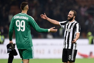 Juventus, Higuain abbraccia Donnarumma dopo la doppietta