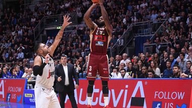 Venezia corsara a Bologna. Sassari sorprende Milano