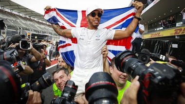 F1, Hamilton campione: festa fino all'alba