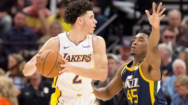 Booker sbanca Brooklyn, i Lakers dominano Detroit
