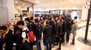 iPhone X, in Italia iniziano le prime code davanti agli Apple Store