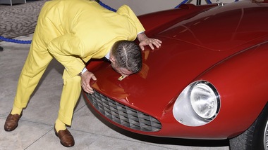 Lapo Elkann, il vestito è giallo ma bacia la Rossa
