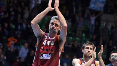 Basket Serie A, Reggio schianta Pistoia. Cantù sfiora il colpaccio