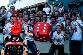 Marquez, sesto trionfo! La festa pazza con un dado gigante