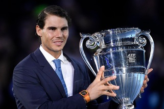 Nadal con il trofeo per il numero uno del mondo Atp di fine anno