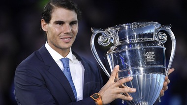 Nadal con il trofeo per il numero uno del mondo Atp di fine anno