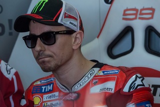 MotoGp Valencia, Lorenzo: «Ho cercato di 'tirare' Dovizioso»