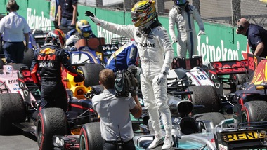 F1, Mercedes: tutti in piedi per festeggiare Hamilton