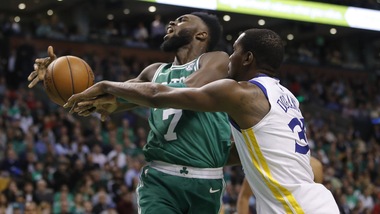 Boston non fa sconti neppure a Golden State. Houston a valanga