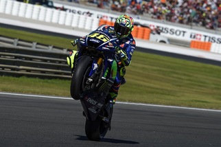 MotoGp, Valentino Rossi insuperabile per solidarietà