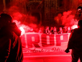 Europa League, i tifosi dell'Austria Vienna invadono Piazza Duomo