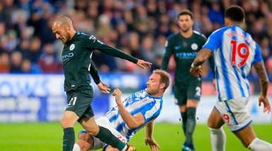 Il Manchester City soffre ma vince e resta in vetta a +8