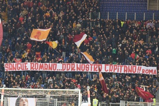 Roma-Spal, la Curva Sud con De Rossi: «Nostro capitano»