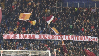 Roma-Spal, la Curva Sud con De Rossi: «Nostro capitano»