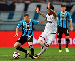 Barcellona, obiettivo Arthur: «Ha una clausola di 50 milioni»