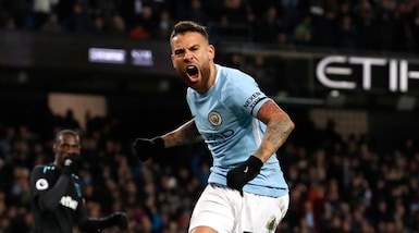 Premier League, Manchester City-West Ham 2-1: Guardiola riallunga su Mourinho