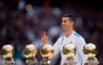 Cristiano Ronaldo, sfilata al Bernabeu con i 5 palloni d'oro