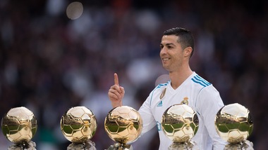Cristiano Ronaldo, sfilata al Bernabeu con i 5 palloni d'oro