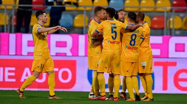 Serie B: il Frosinone aggancia il Parma in vetta. Pari Pro Vercelli