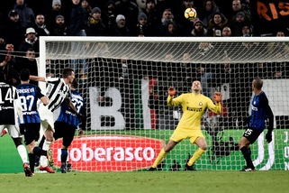 Mandzukic: traversa! La Juventus frena sul muro Inter che resta davanti