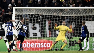 Mandzukic: traversa! La Juventus frena sul muro Inter che resta davanti