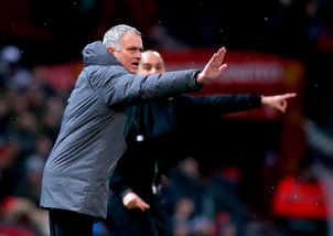 Manchester, rissa dopo il derby: Mourinho colpito da una bottiglietta