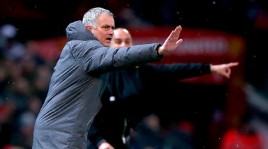 Manchester, rissa dopo il derby: Mourinho colpito da una bottiglietta