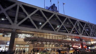 New York, esplosione alla stazione dei bus a Manhattan: «Feriti, tra cui un arrestato»