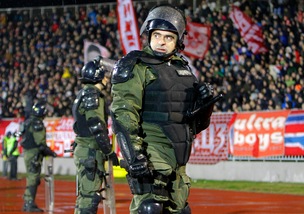 Partizan-Stella Rossa 1-1: incidenti e un tifoso in fin di vita nel derby di Belgrado