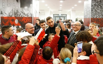 Milan, l'abbraccio dei bambini a Donnarumma e il rinnovo di Calabria