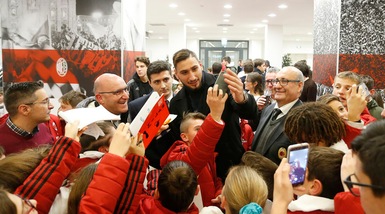 Milan, l'abbraccio dei bambini a Donnarumma e il rinnovo di Calabria